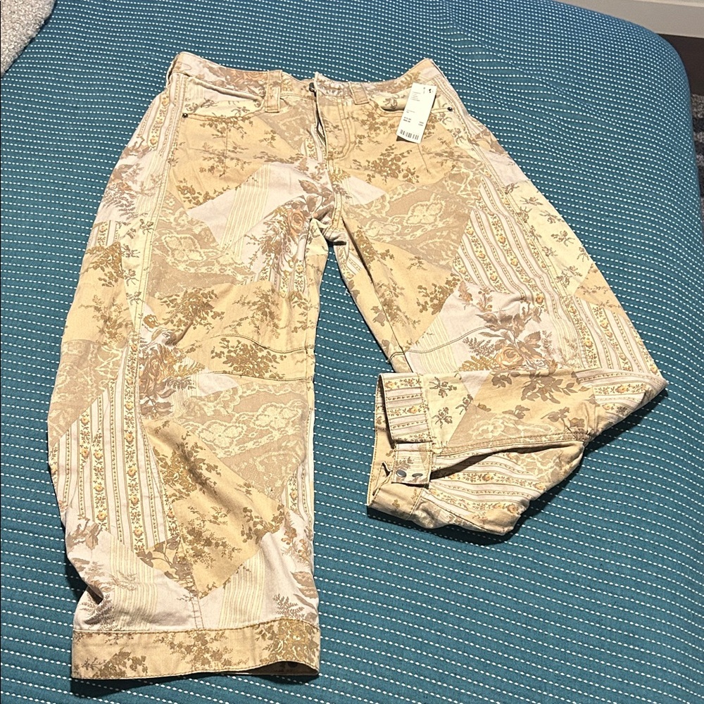 URBAN OUTFITTERS NWT SIZE 10 BOTANICAL/FLORAL PRINT BARREL JEANS